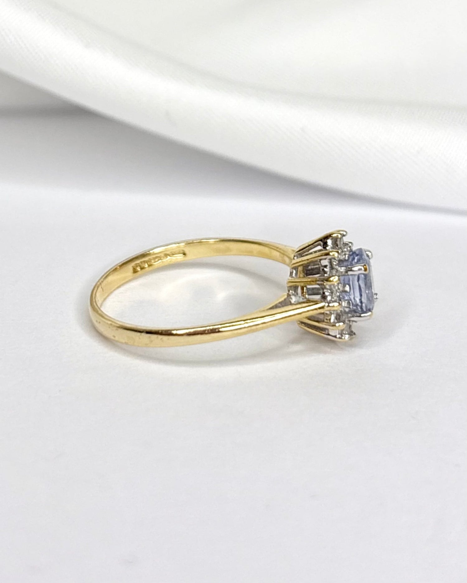 Bague Marguerite Saphir Cornflower 0.64 carat &amp; Diamants "Melina" - Elliade Paris