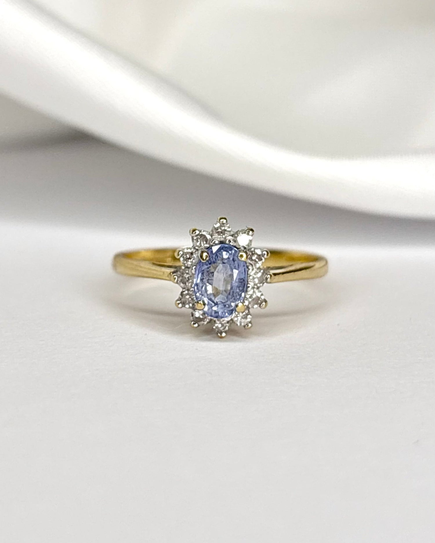 Bague Marguerite Saphir Cornflower 0.64 carat &amp; Diamants "Melina" - Elliade Paris