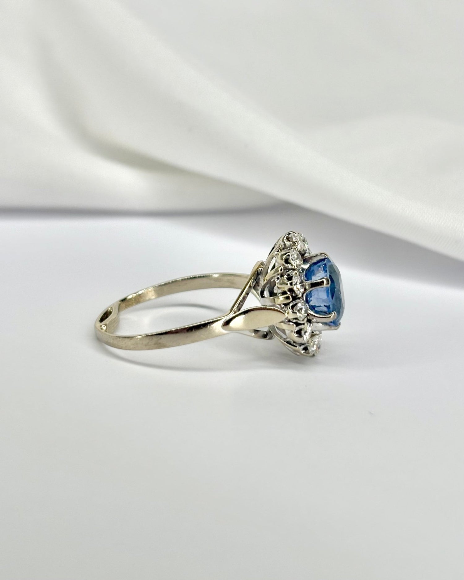 Bague Marguerite Saphir cornflower 2.35 carats &amp; Diamants 0.48 carat &quot;Sienna&quot; - Elliade Paris