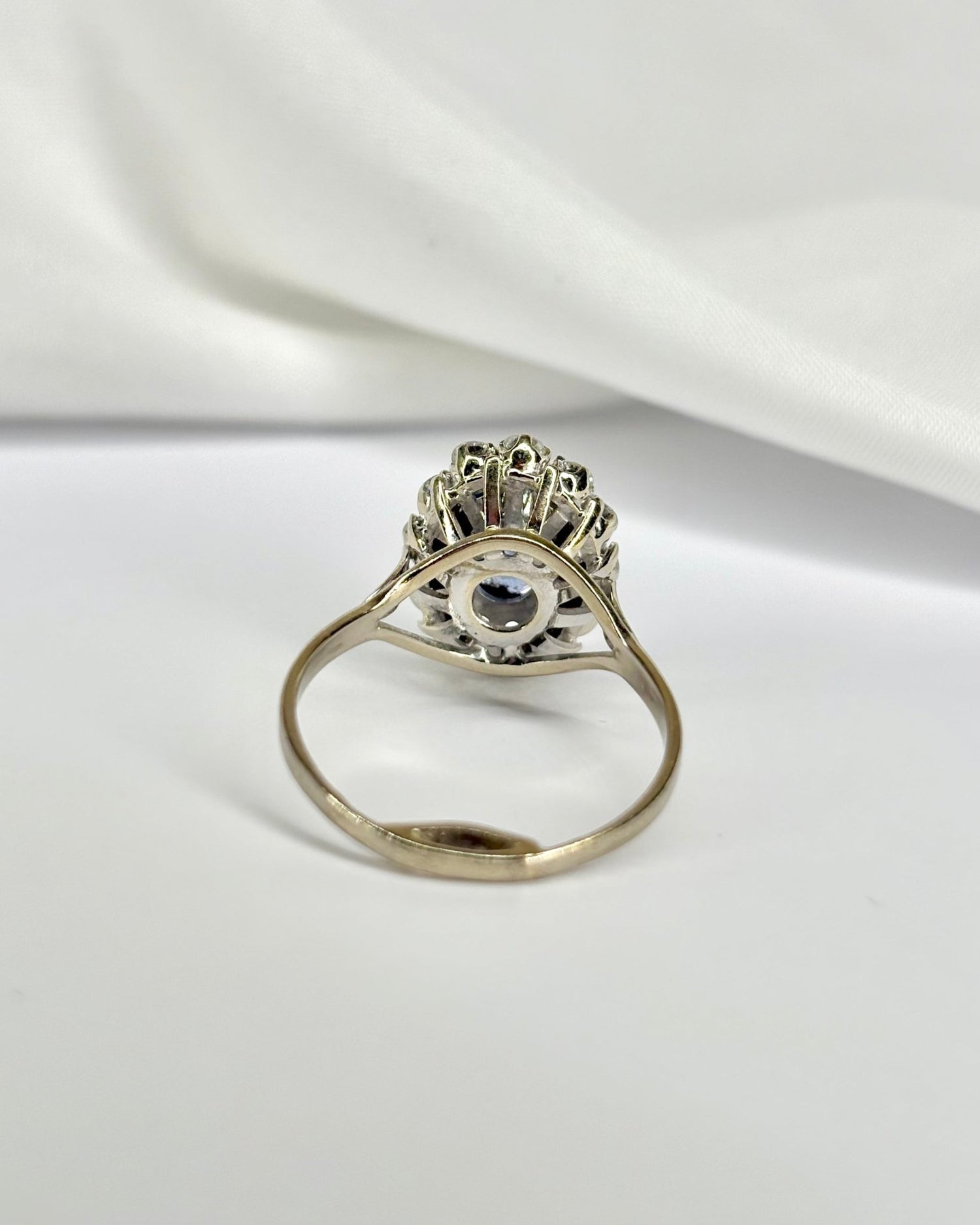 Bague Marguerite Saphir cornflower 2.35 carats &amp; Diamants 0.48 carat &quot;Sienna&quot; - Elliade Paris