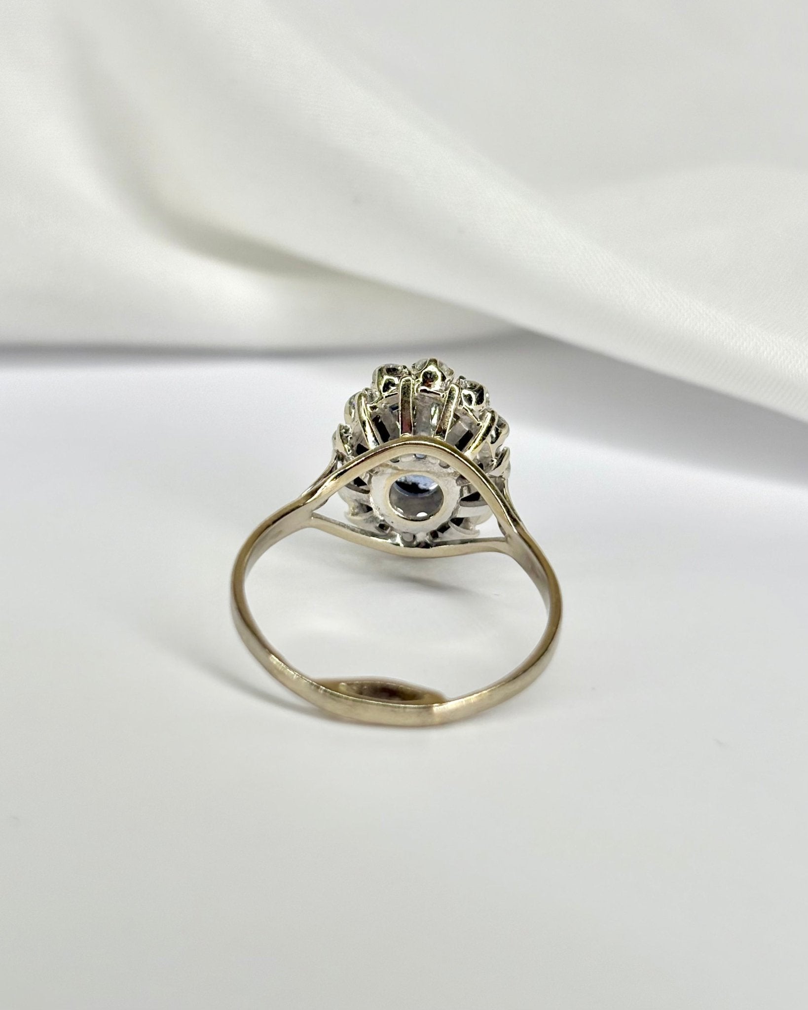 Bague Marguerite Saphir cornflower 2.35 carats &amp; Diamants 0.48 carat &quot;Sienna&quot; - Elliade Paris