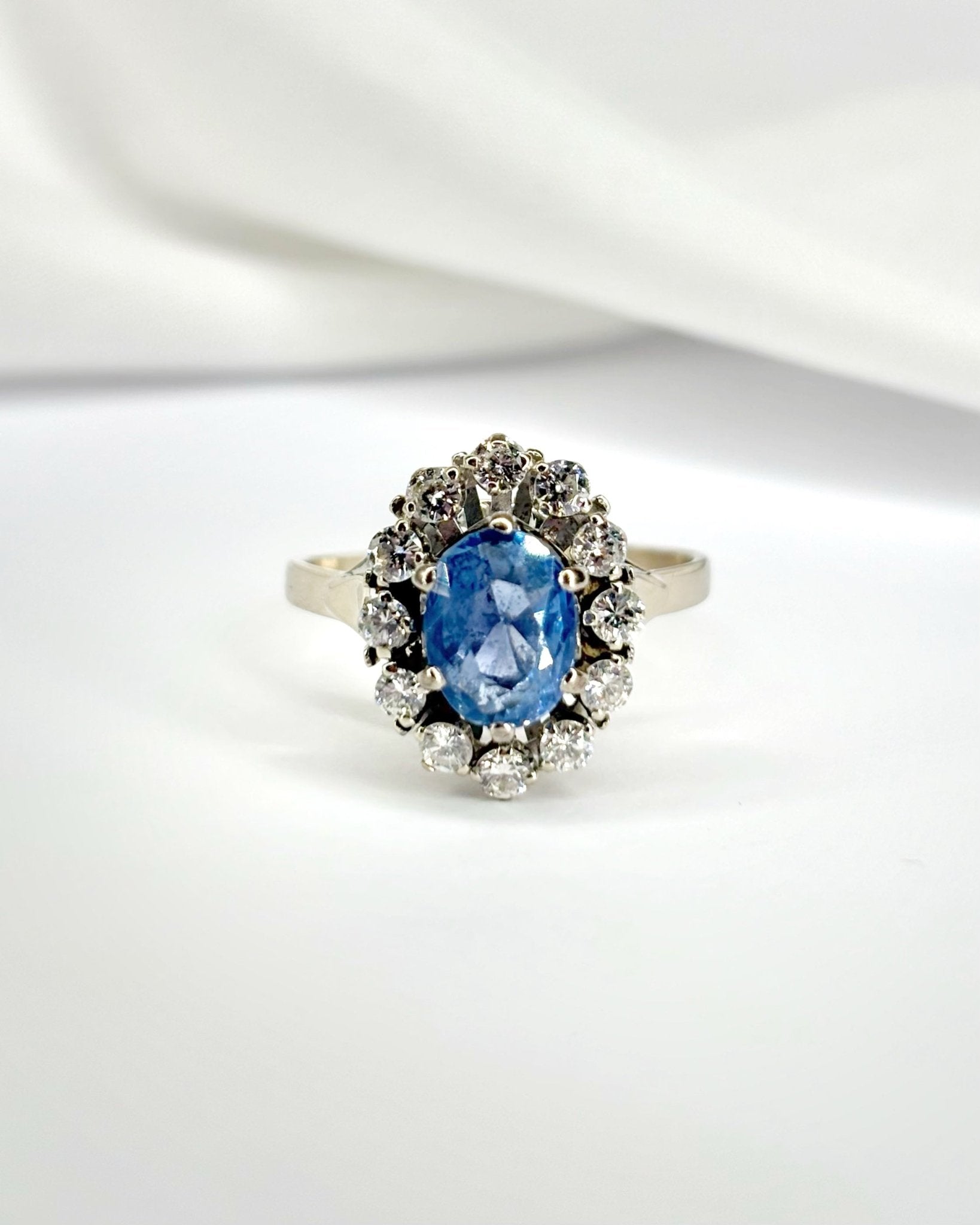 Bague Marguerite Saphir cornflower 2.35 carats &amp; Diamants 0.48 carat &quot;Sienna&quot; - Elliade Paris
