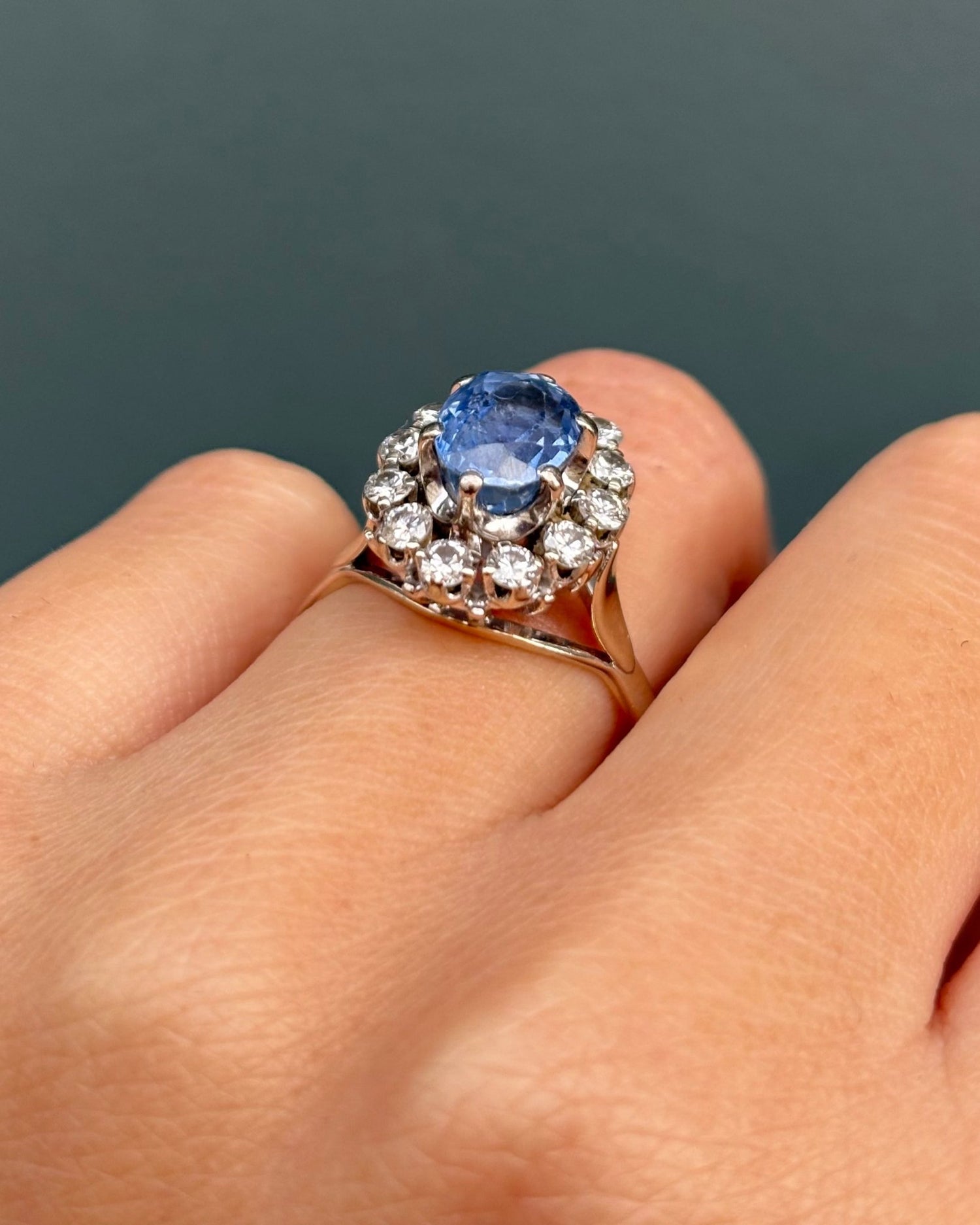 Bague Marguerite Saphir cornflower 2.35 carats &amp; Diamants 0.48 carat &quot;Sienna&quot; - Elliade Paris