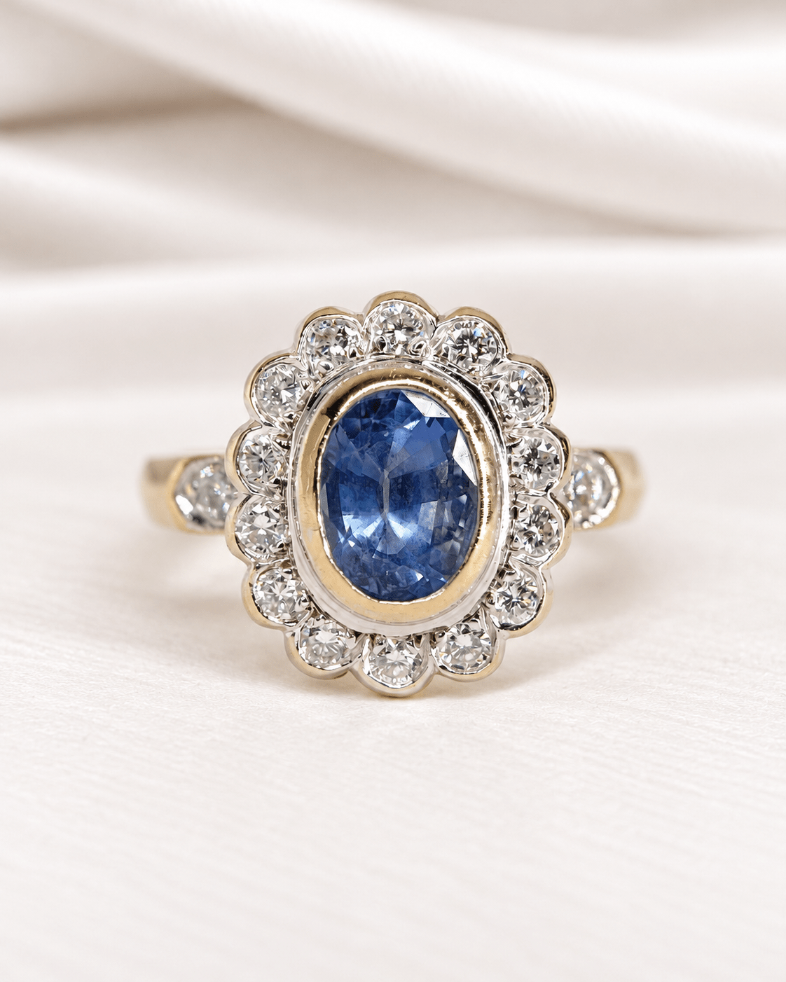 Bague Marguerite Saphir Cornflower 3.51 carats &amp; Diamants 0.48 carat 7,15g "Séverine" - Elliade Paris