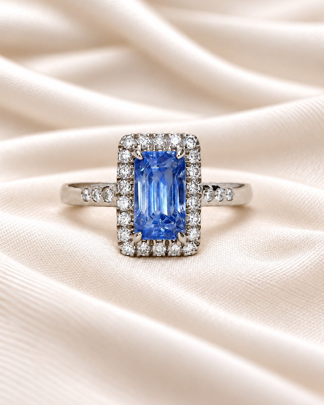 Bague Marguerite Saphir Cornflower de Ceylan 1.88 carat &amp; Diamants 0.30 carat "Irene" - Elliade Paris