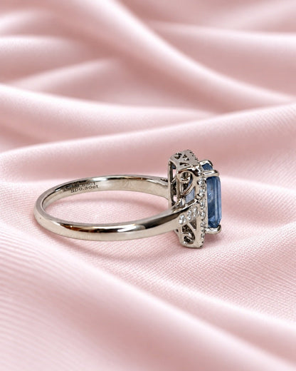 Bague Marguerite Saphir Cornflower de Ceylan 1.88 carat &amp; Diamants 0.30 carat "Irene" - Elliade Paris