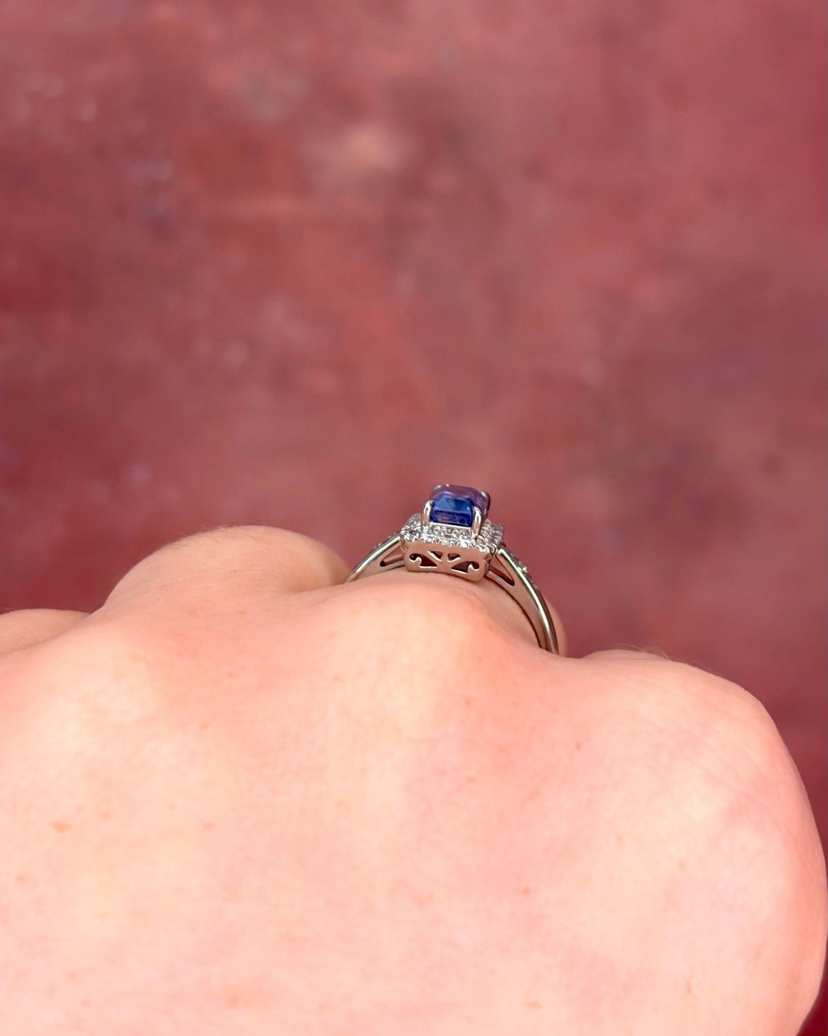 Bague Marguerite Saphir Cornflower de Ceylan 1.88 carat &amp; Diamants 0.30 carat "Irene" - Elliade Paris