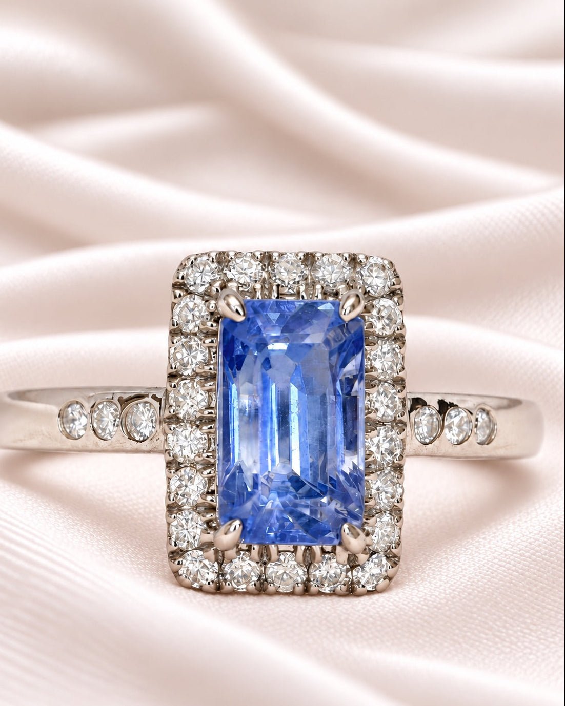 Bague Marguerite Saphir Cornflower de Ceylan 1.88 carat &amp; Diamants 0.30 carat "Irene" - Elliade Paris