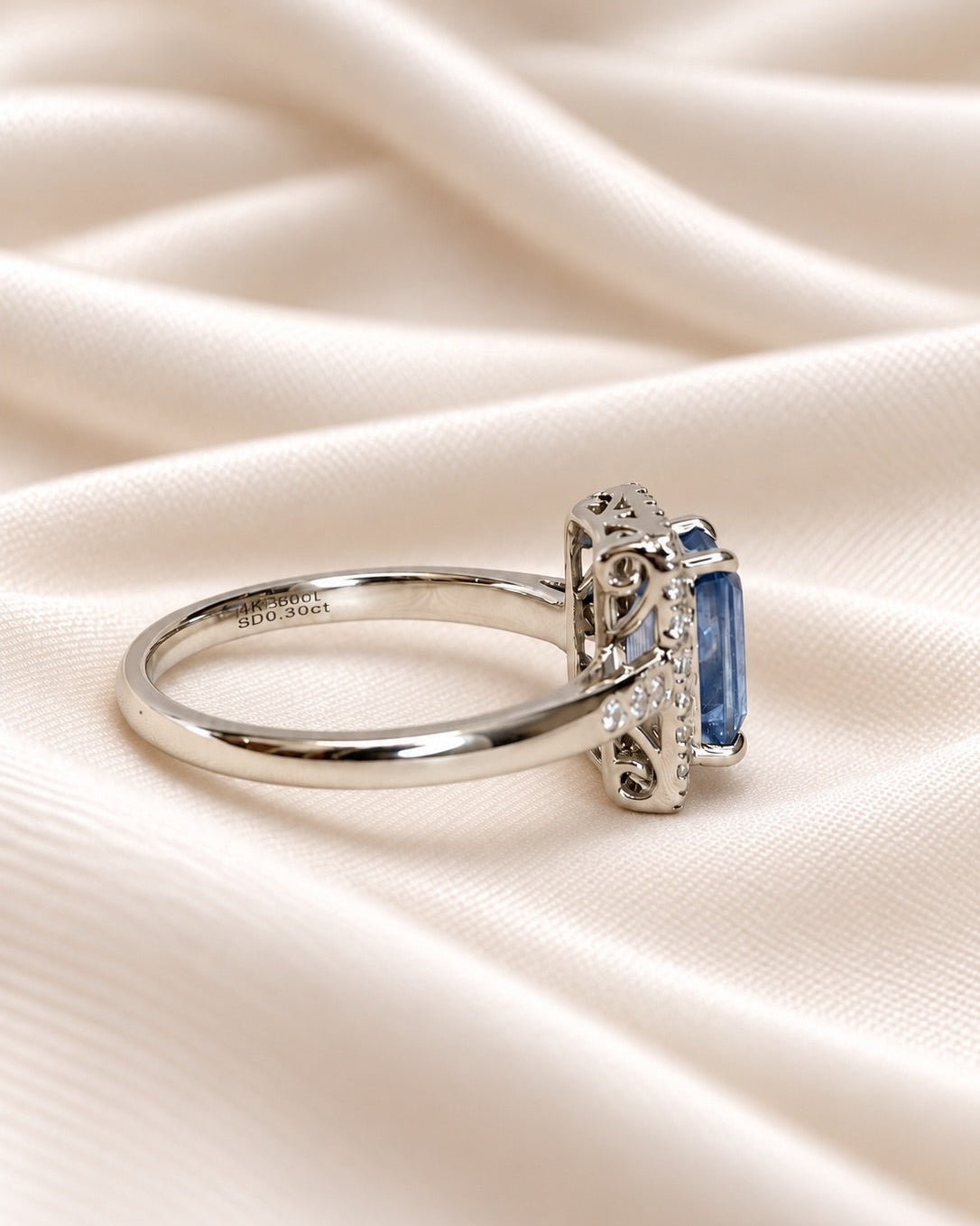Bague Marguerite Saphir Cornflower de Ceylan 1.88 carat &amp; Diamants 0.30 carat "Irene" - Elliade Paris