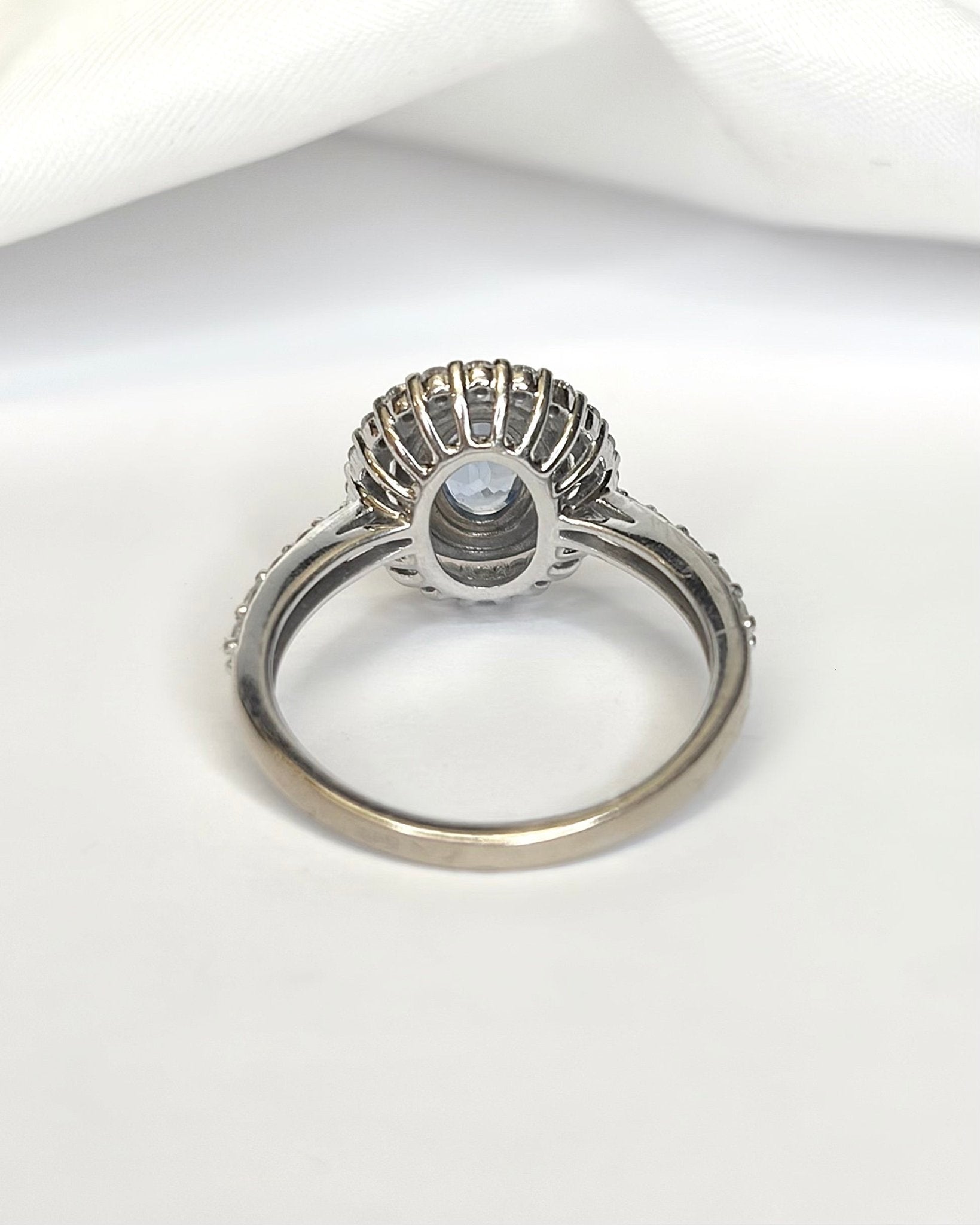 Bague Marguerite Saphir De Ceylan 0.85 carat &amp; Diamants 0.83 carat "Sandra" - Elliade Paris