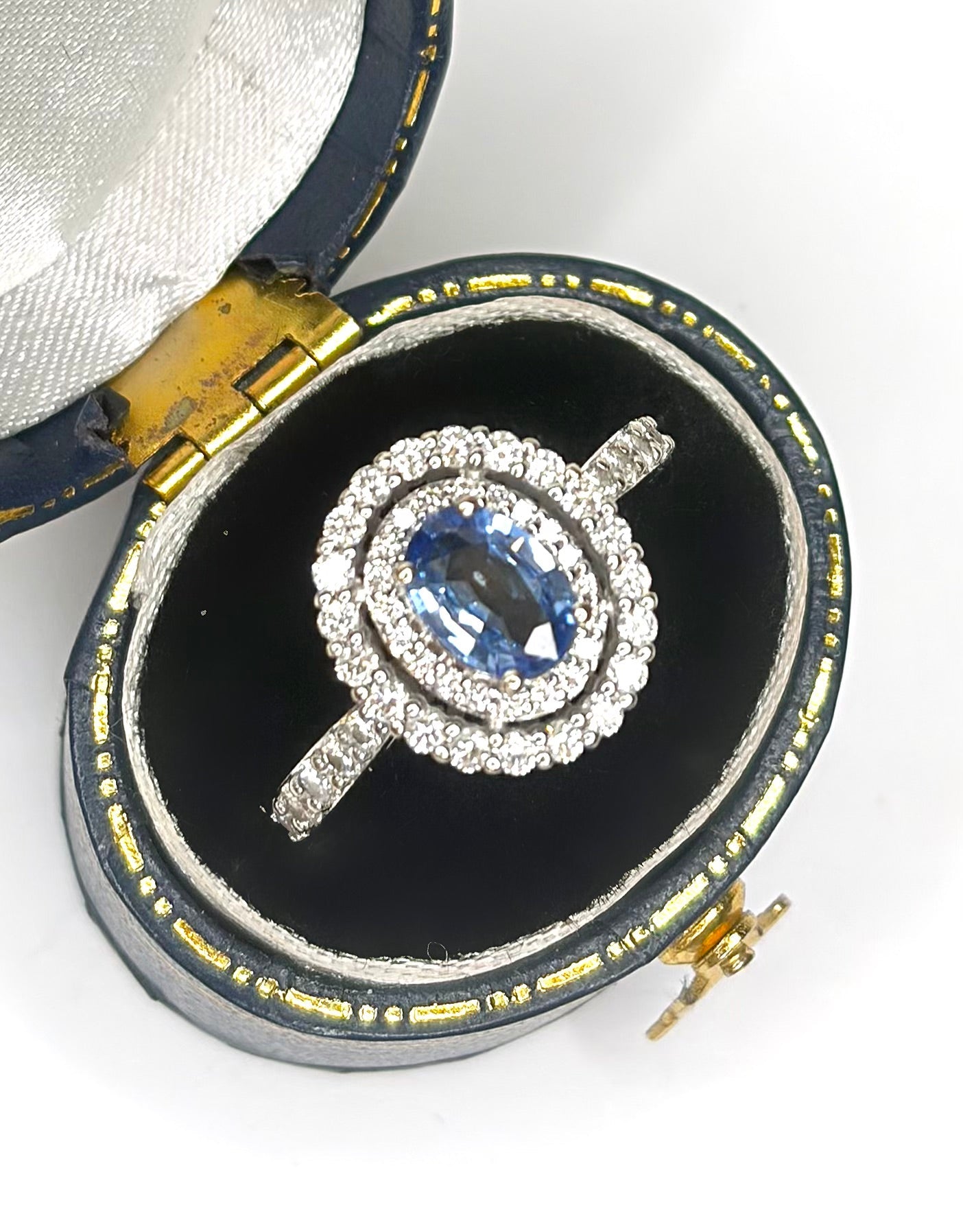 Bague Marguerite Saphir De Ceylan 0.85 carat &amp; Diamants 0.83 carat "Sandra" - Elliade Paris