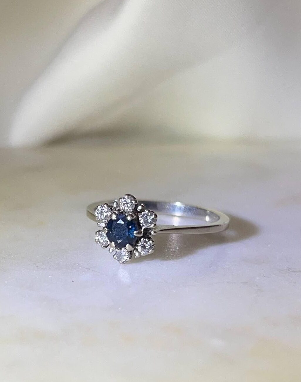 Bague marguerite saphir &amp; diamants &quot;Lina&quot;
