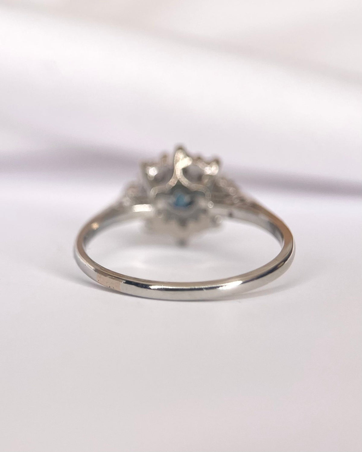 Bague Marguerite Saphir &amp; Diamants 0.26 carat "Mina" - Elliade Paris