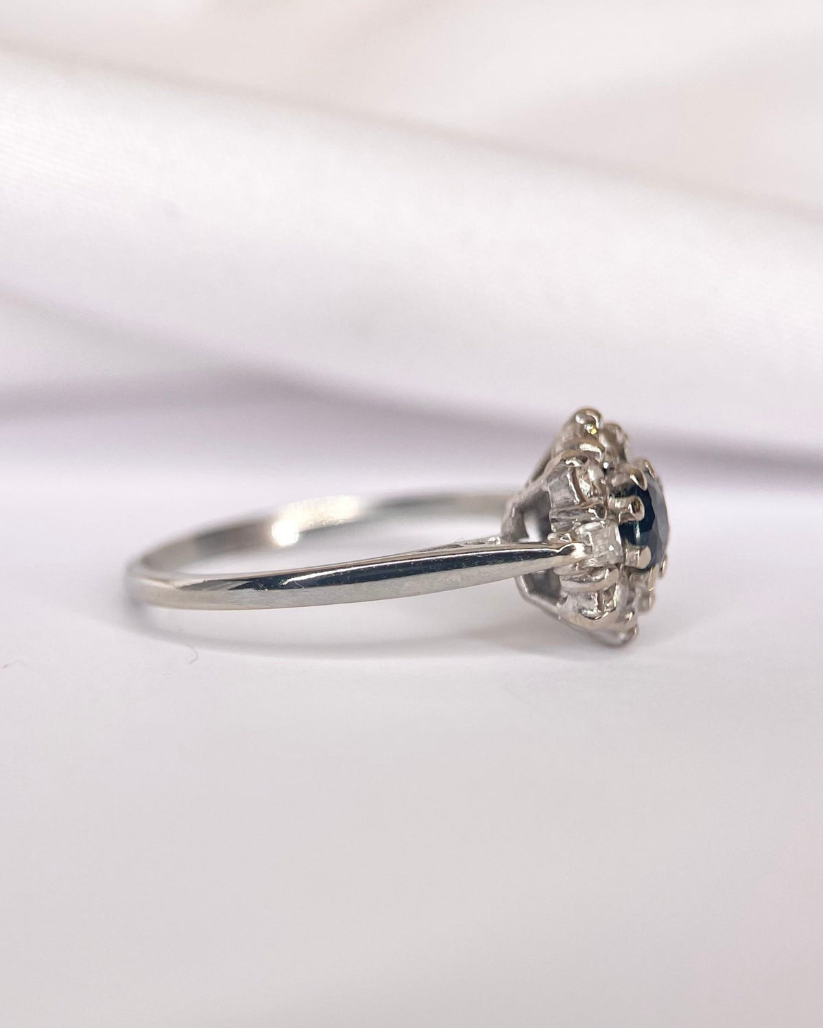 Bague Marguerite Saphir &amp; Diamants 0.26 carat "Mina" - Elliade Paris