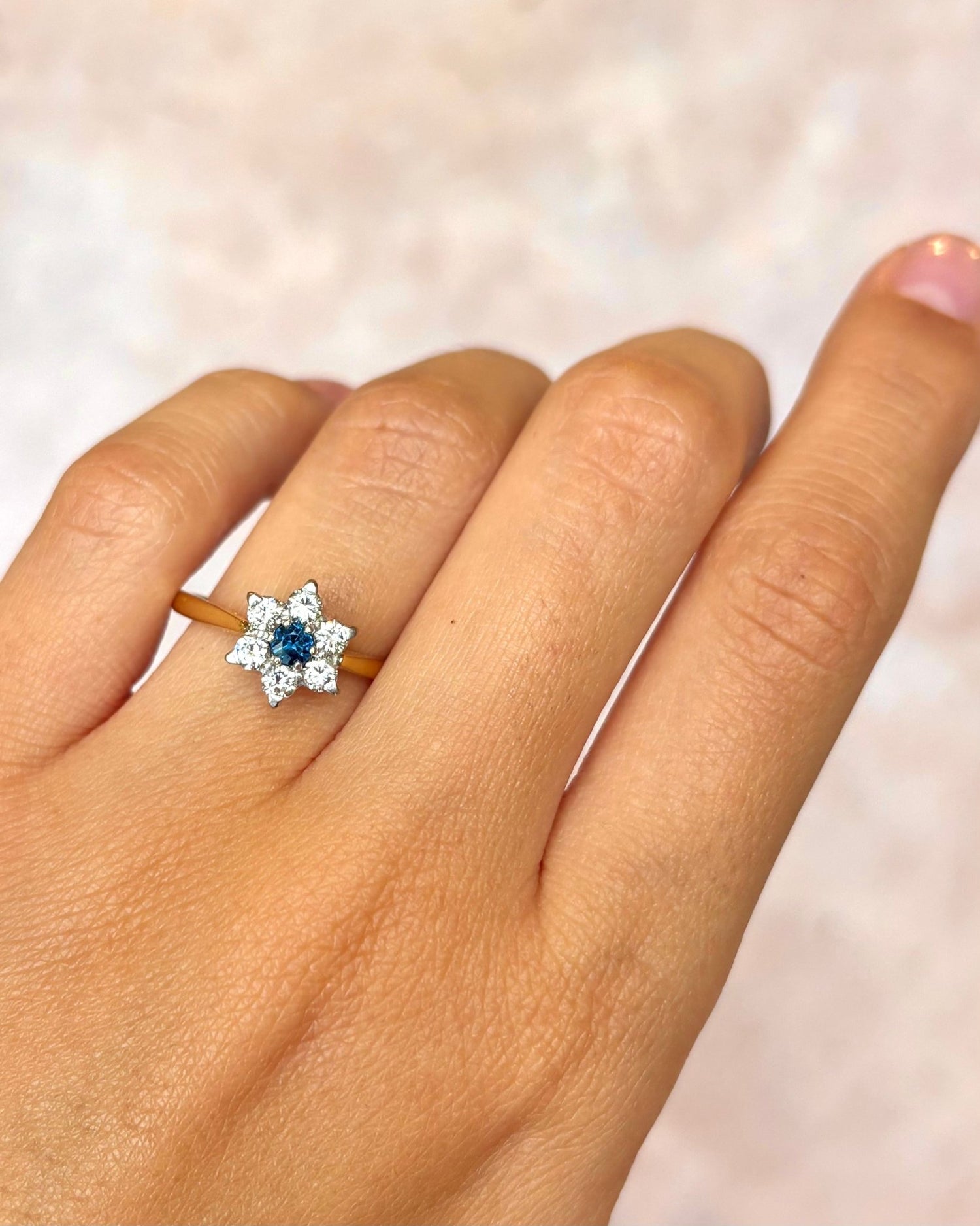 Bague Marguerite Saphir &amp; Diamants 0.35 carat "Elvira" - Elliade Paris