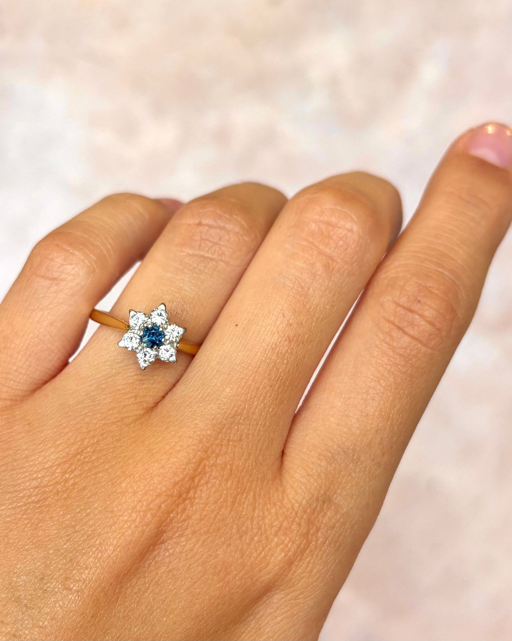 Bague Marguerite Saphir &amp; Diamants 0.35 carat "Elvira" - Elliade Paris