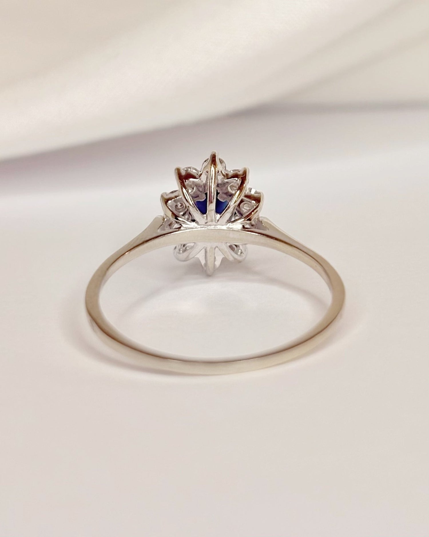 Bague Marguerite Saphir &amp; Diamants 0.40 carat "Charlize" - Elliade Paris