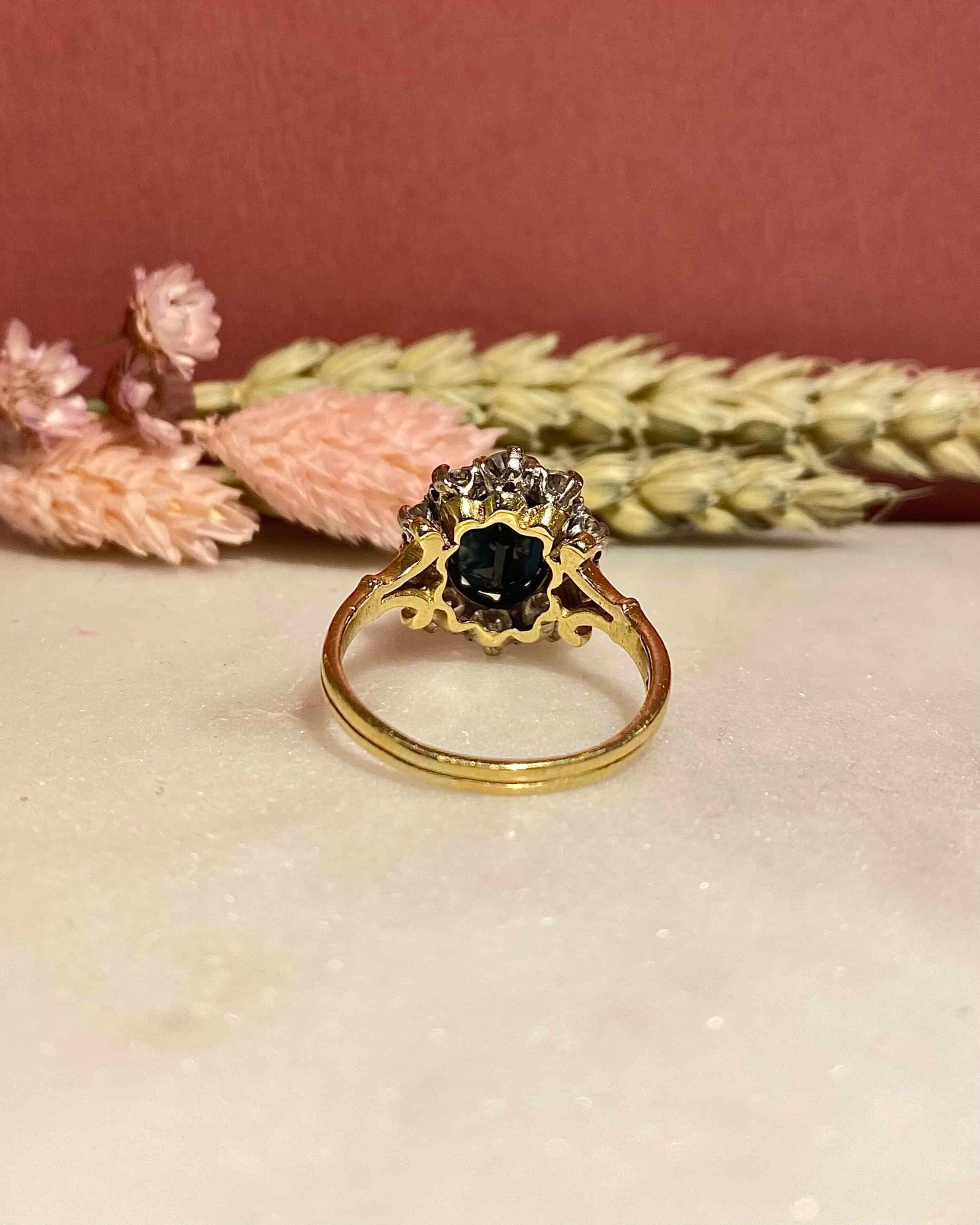 Anillo Lennon con zafiro de 4,15 quilates y diamante de 1,50 quilates en forma de margarita
