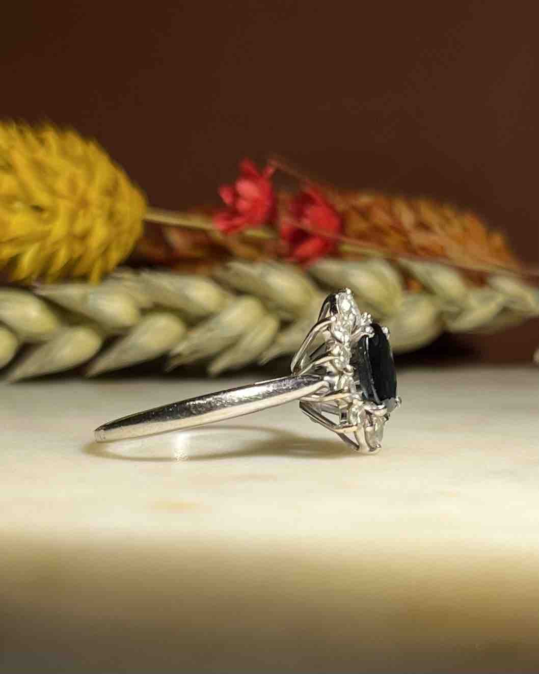 Bague Marguerite Saphir &amp; Diamants "Abi" - Elliade Paris