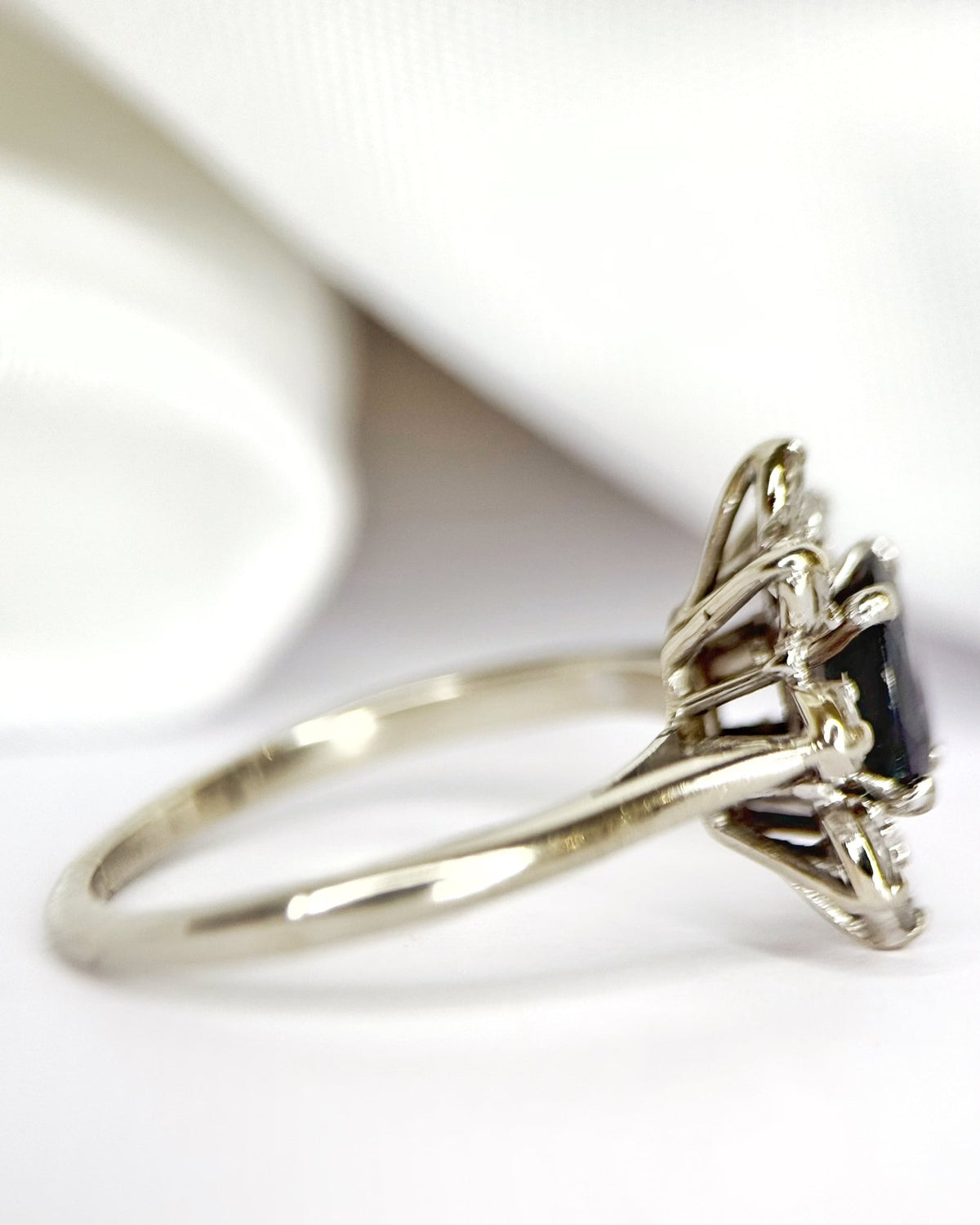 Bague Marguerite Saphir &amp; Diamants "Agnes" - Elliade Paris