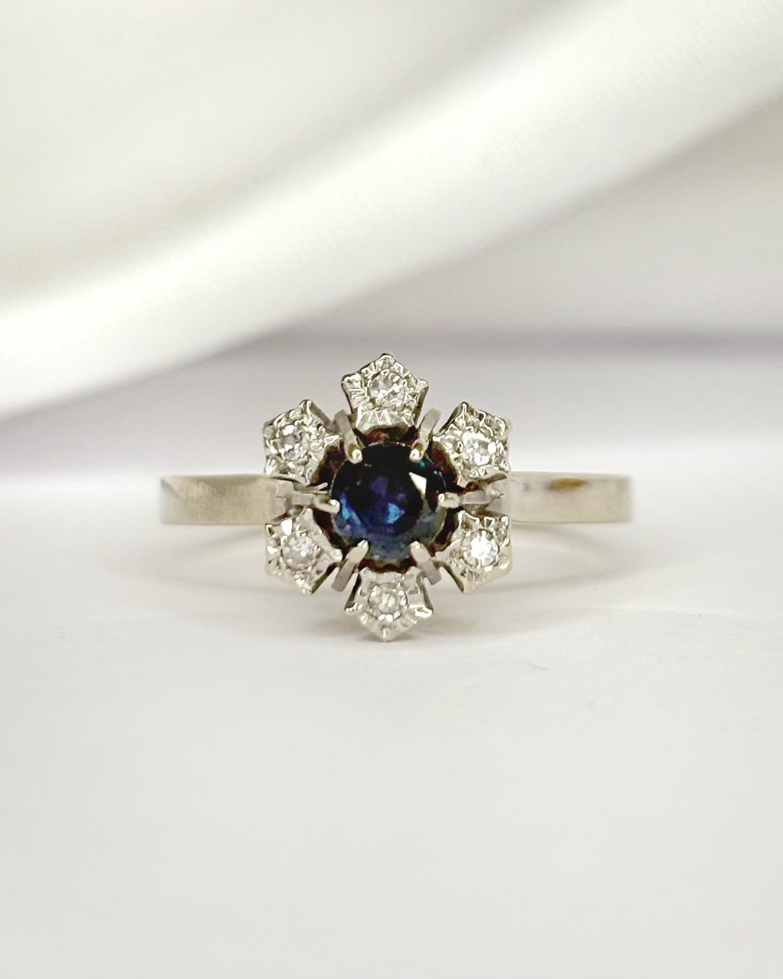 Bague Marguerite Saphir &amp; Diamants "Aneya" - Elliade Paris