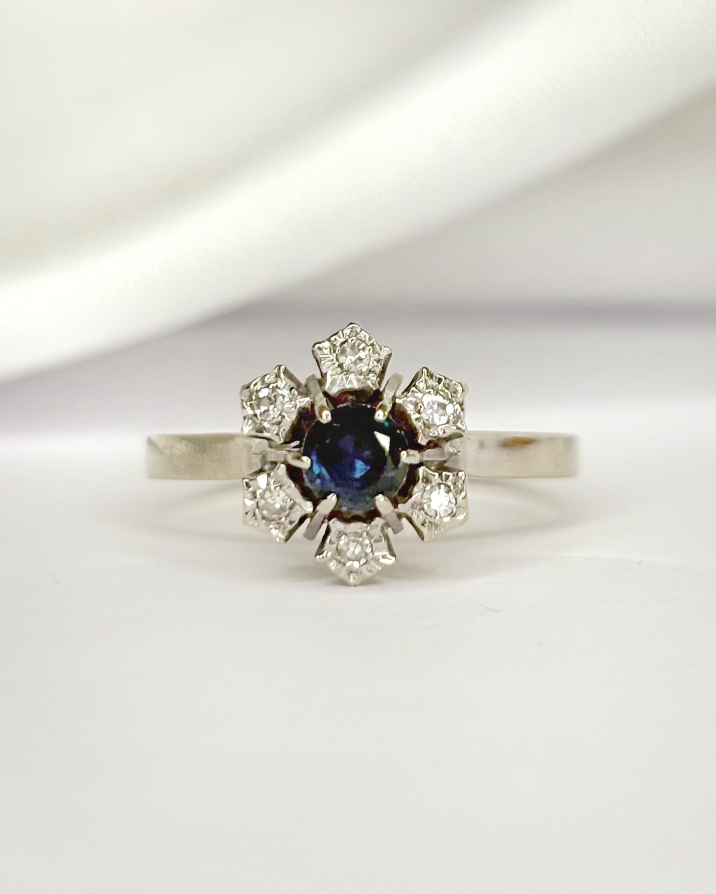 Bague Marguerite Saphir &amp; Diamants "Aneya" - Elliade Paris
