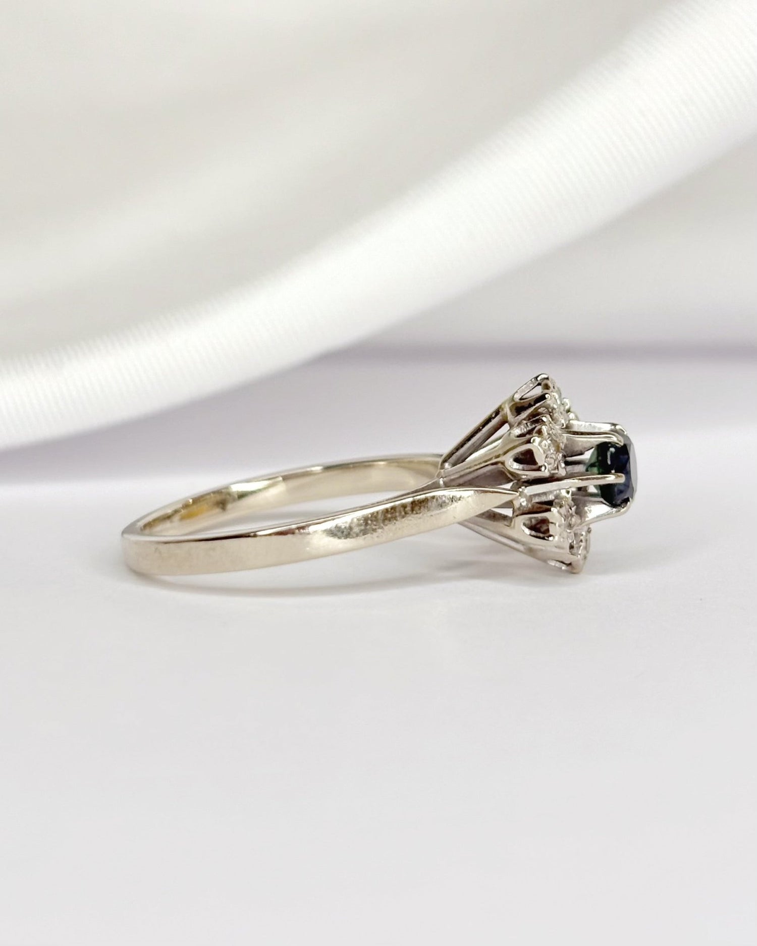 Bague Marguerite Saphir &amp; Diamants "Aneya" - Elliade Paris