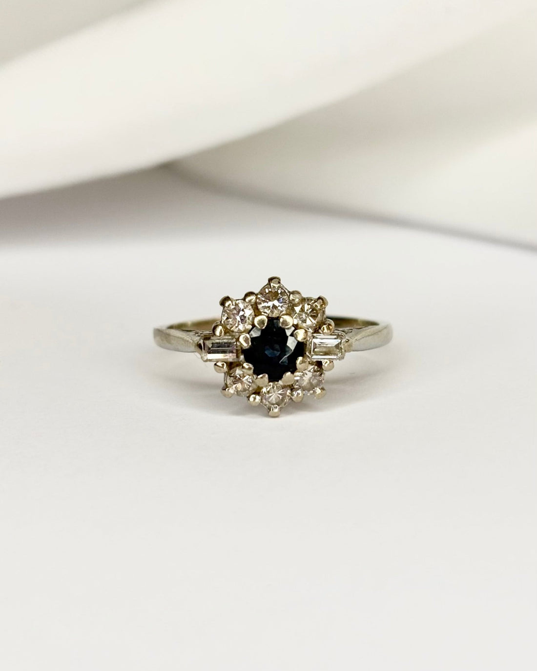 Bague Marguerite Saphir &amp; Diamants baguette &quot;Mina&quot; - Elliade Paris