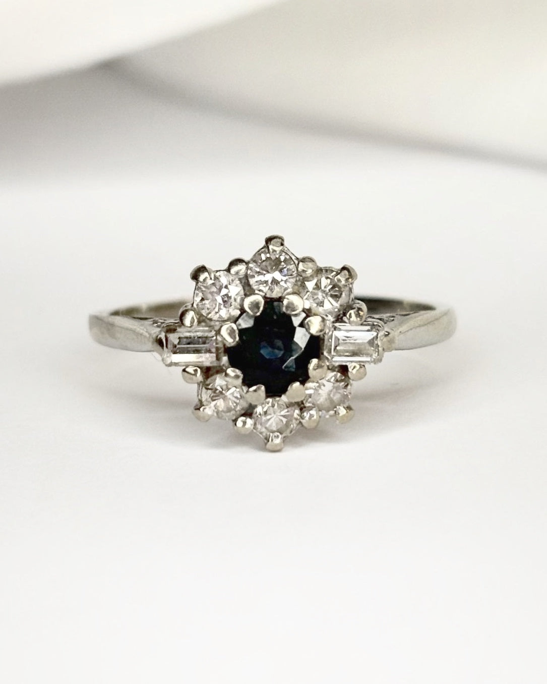 Bague Marguerite Saphir &amp; Diamants baguette "Mina" - Elliade Paris