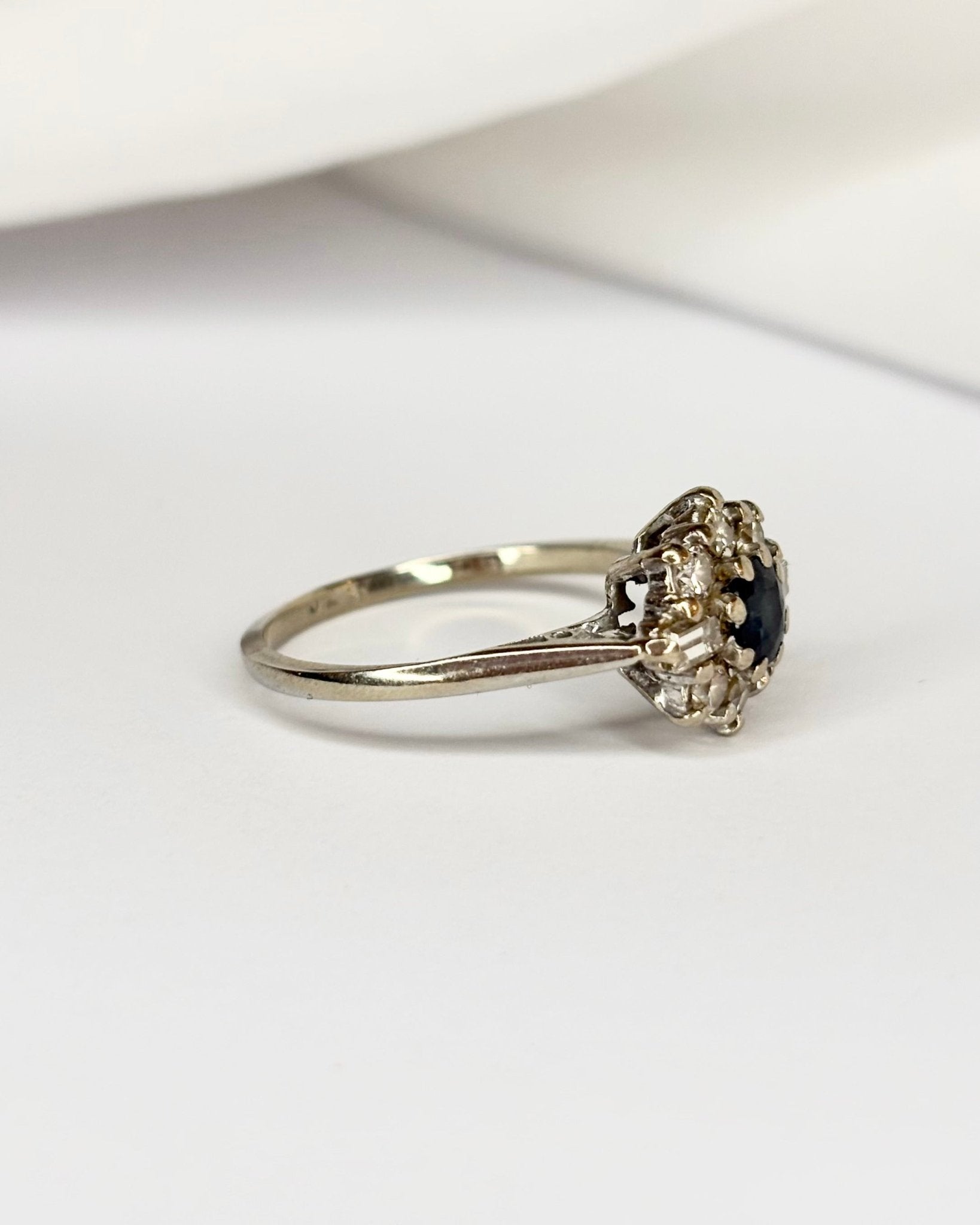 Bague Marguerite Saphir &amp; Diamants baguette "Mina" - Elliade Paris