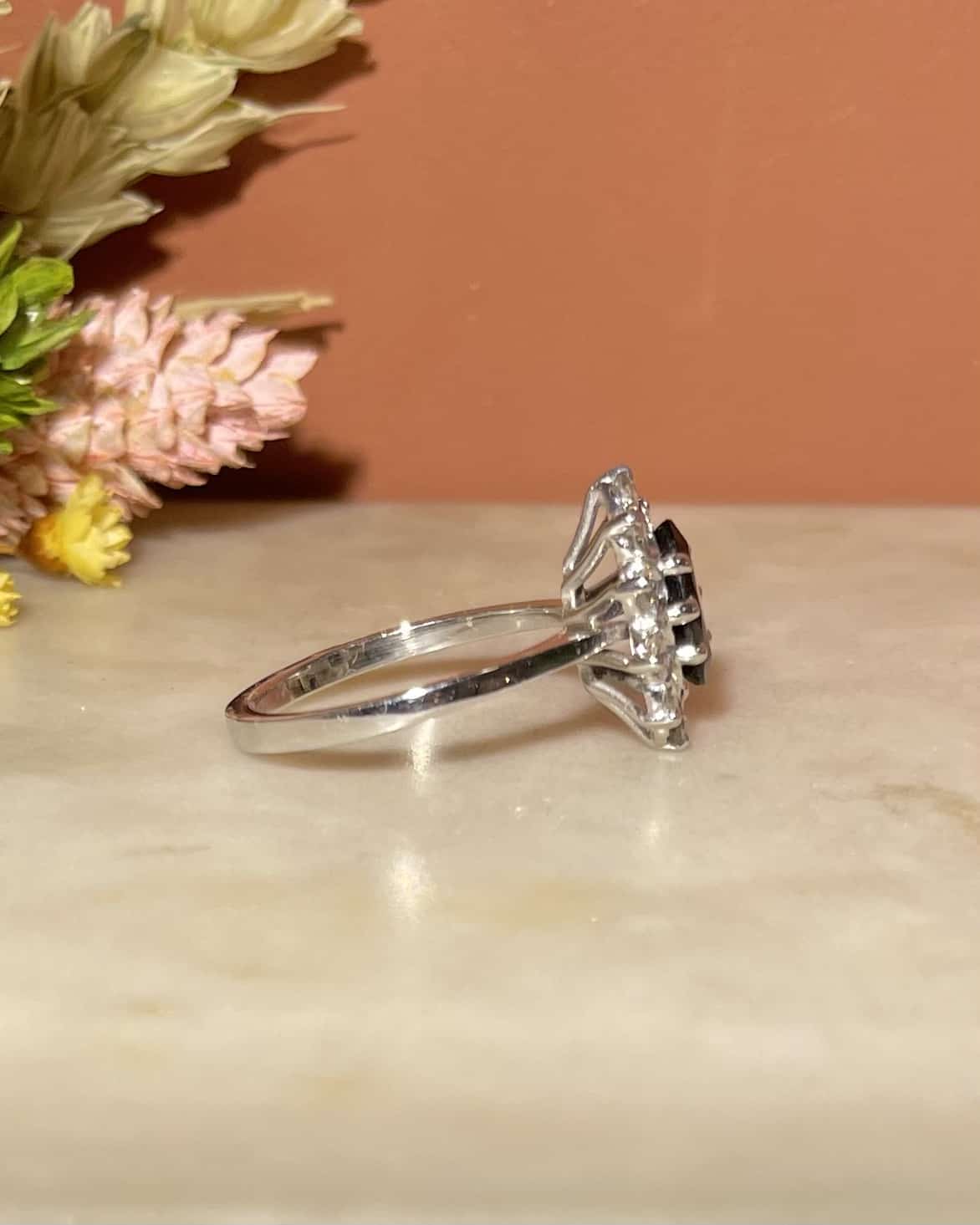Bague Marguerite Saphir &amp; Diamants &quot;Calliopa&quot; - Elliade Paris