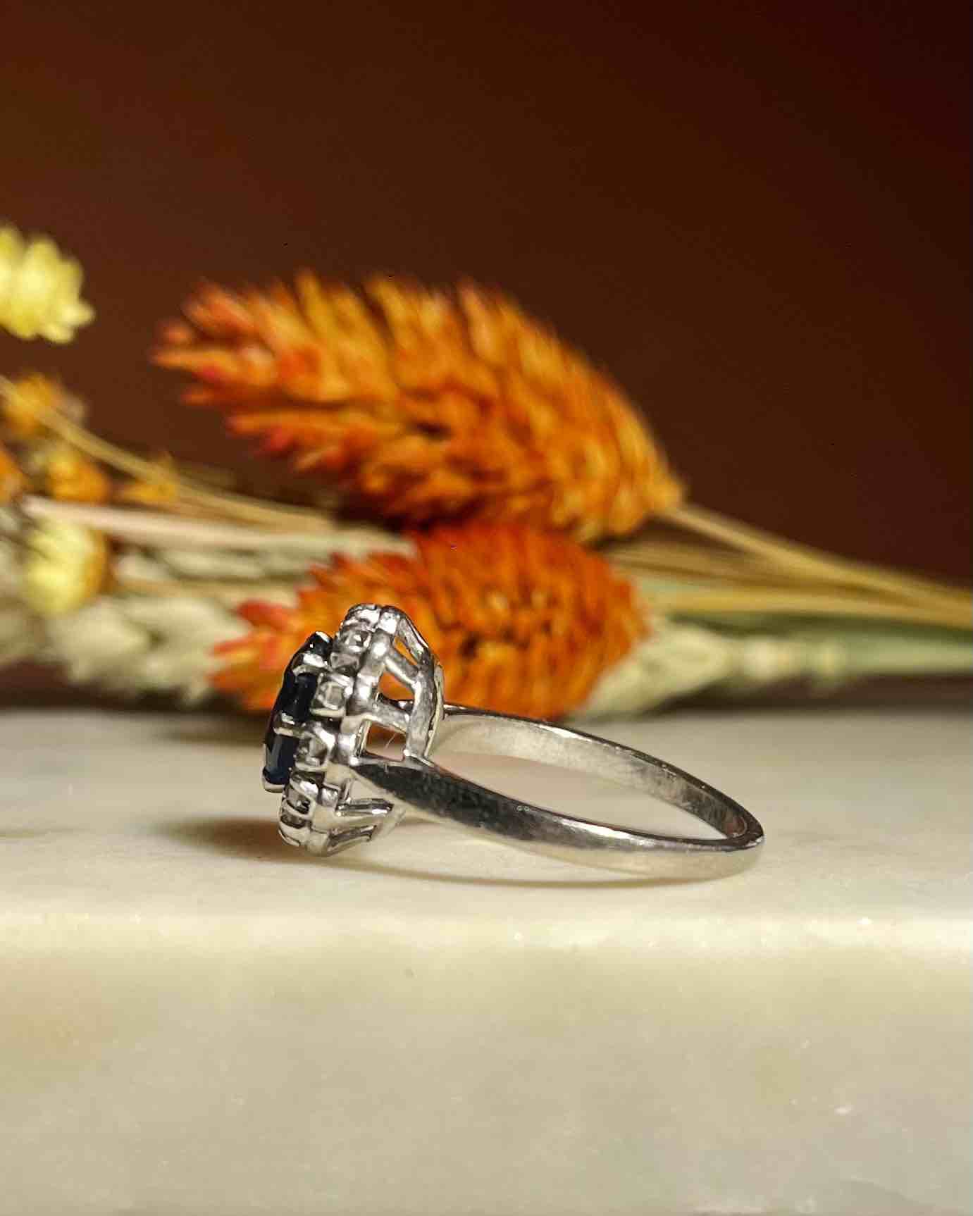 Bague Marguerite Saphir &amp; Diamants &quot;Chléophéa&quot; - Elliade Paris