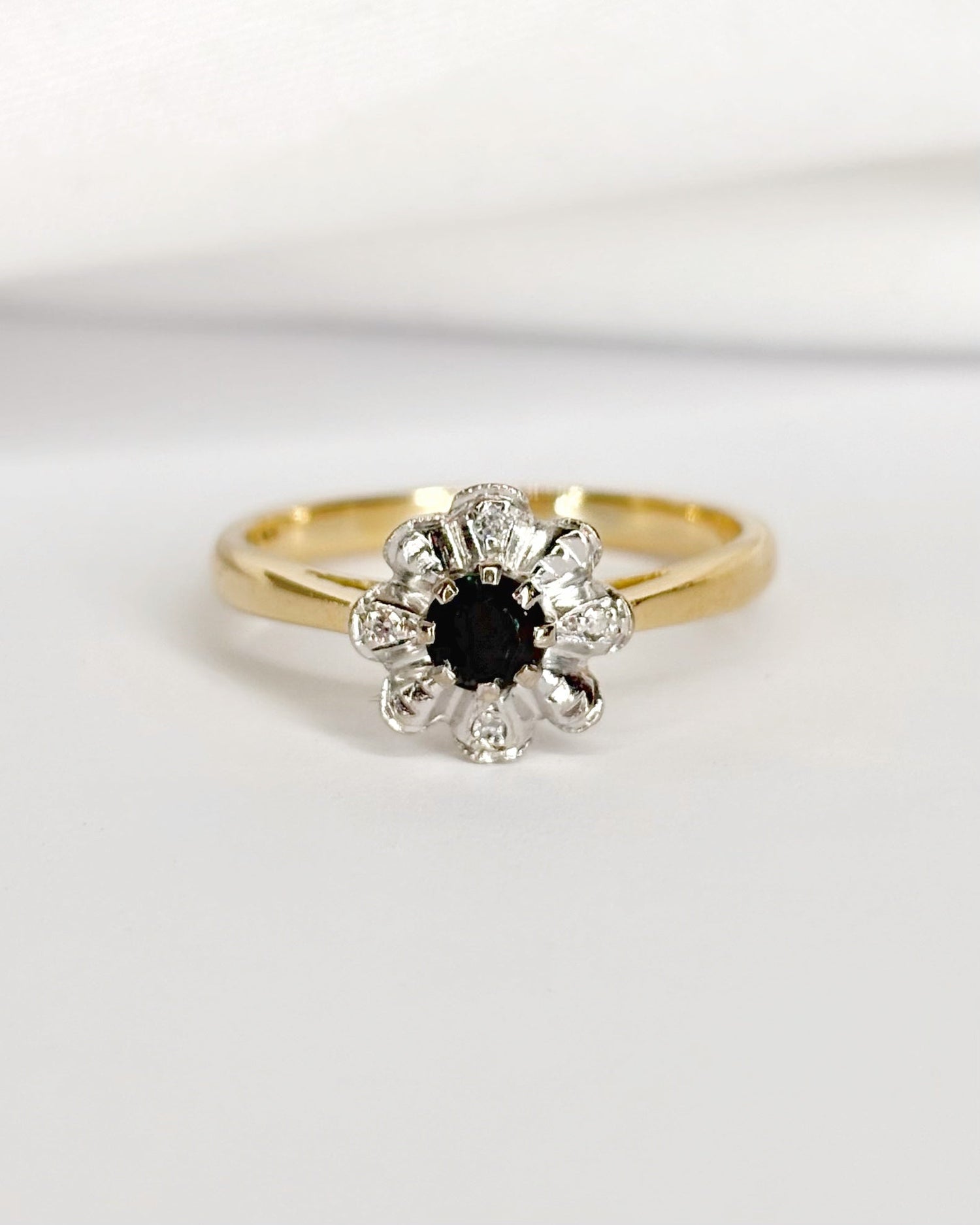 Bague Marguerite Saphir &amp; Diamants "Cyane" - Elliade Paris