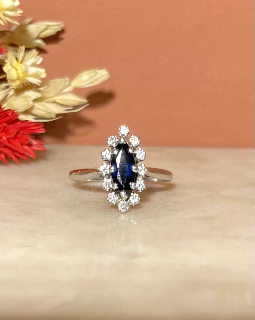 Bague Marguerite Saphir &amp; Diamants "Elea" - Elliade Paris