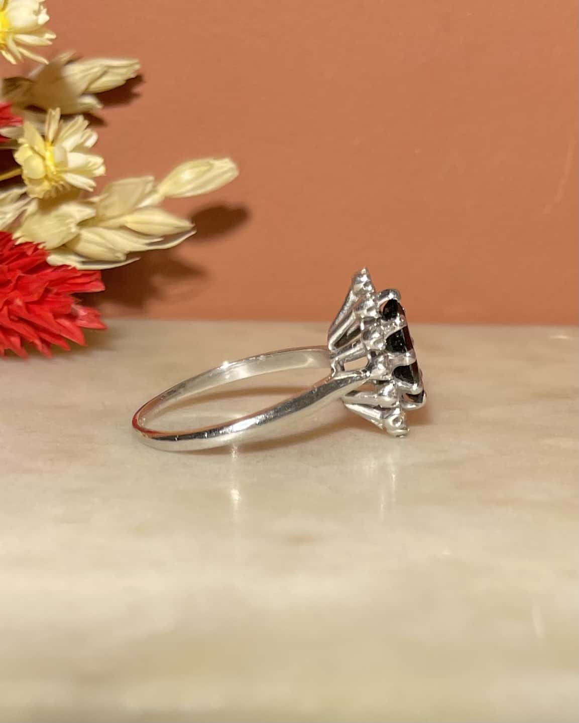 Bague Marguerite Saphir &amp; Diamants "Elea" - Elliade Paris