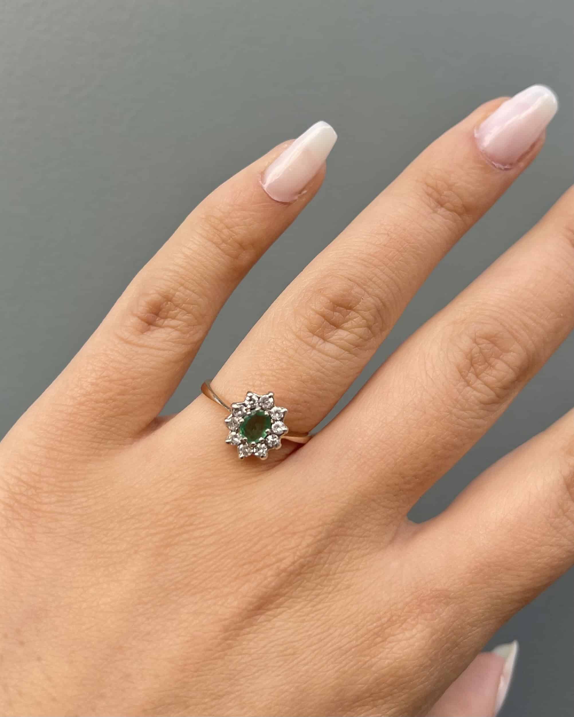 Anillo "Victoria" con margaritas de esmeralda y 10 diamantes