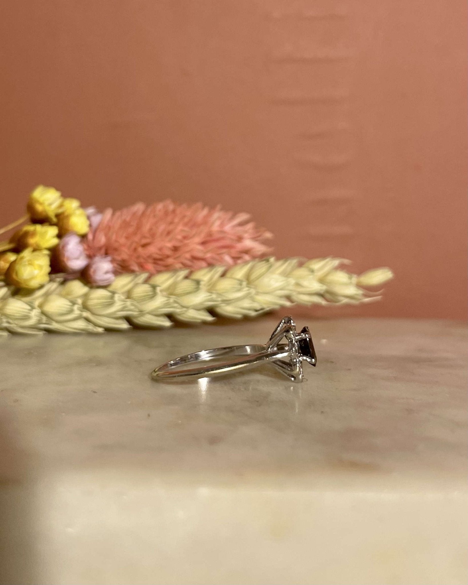 Bague Marguerite Saphir &amp; Diamants "Jelena" - Elliade Paris