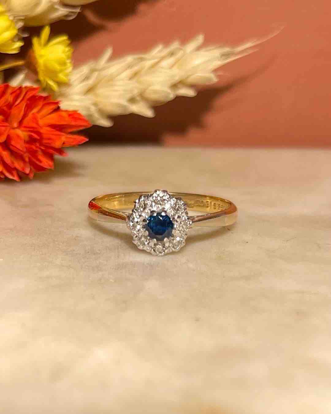 Bague Marguerite Saphir &amp; Diamants "Karine" - Elliade Paris