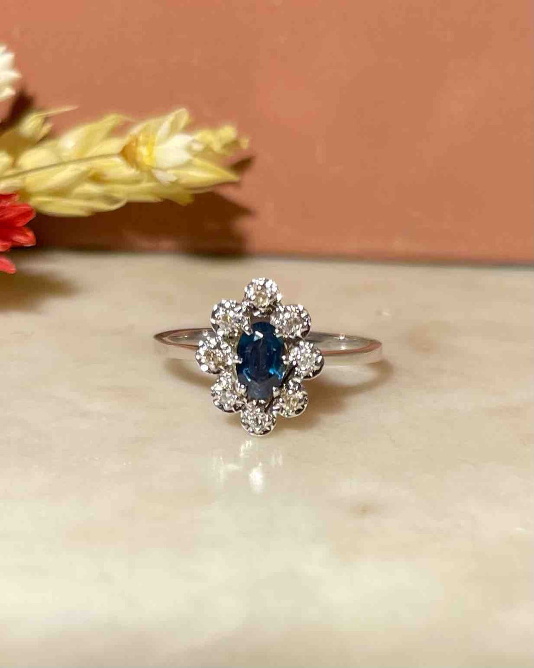 Bague Marguerite Saphir &amp; Diamants &quot;Maxine&quot; - Elliade Paris