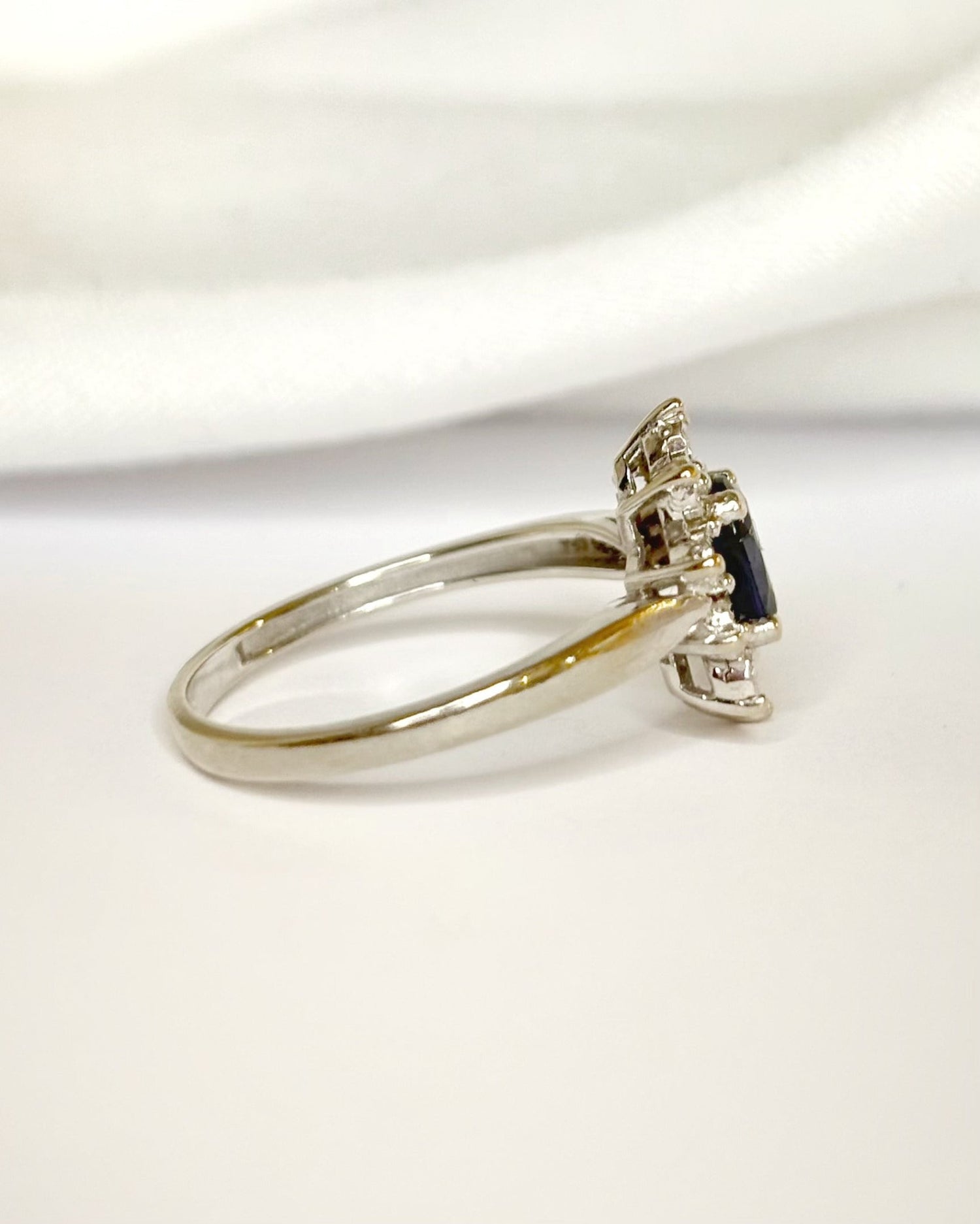 Bague Marguerite Saphir &amp; Diamants "Pavanne" - Elliade Paris