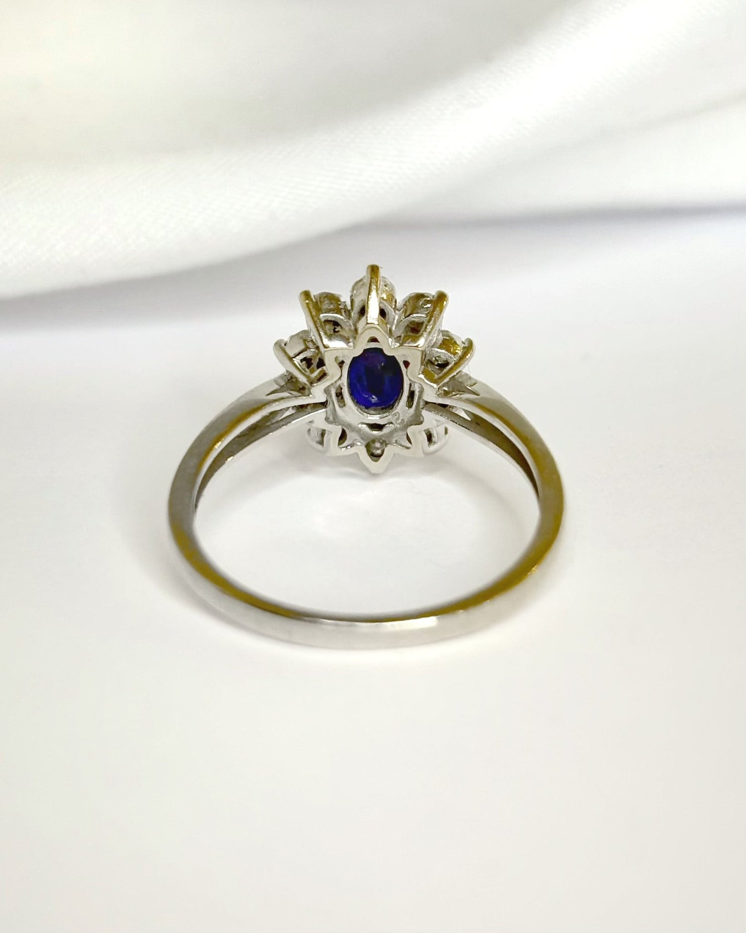 Bague Marguerite Saphir &amp; Diamants "Pavanne" - Elliade Paris