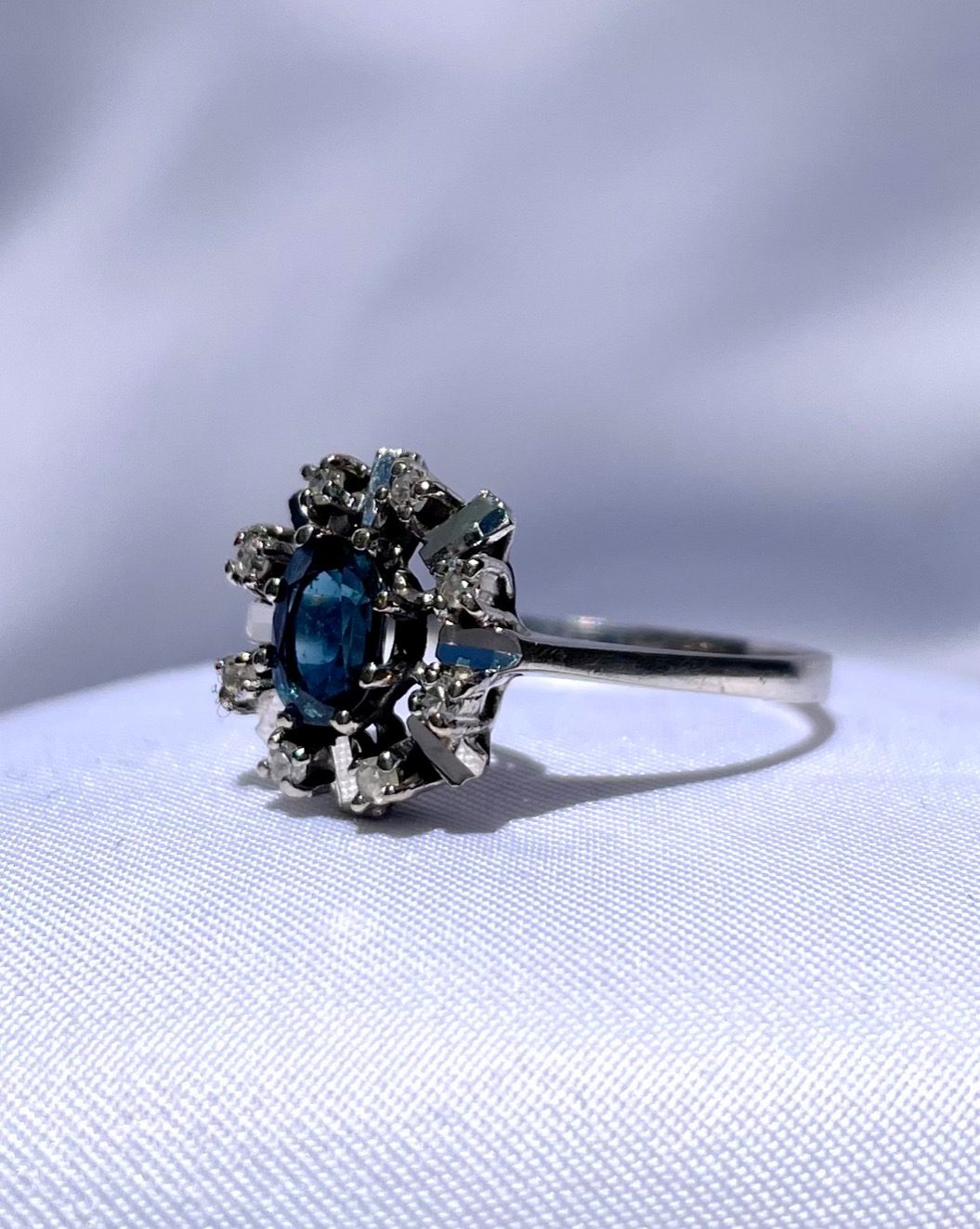 Anillo de margaritas con zafiro y diamantes &quot;ámbar&quot;
