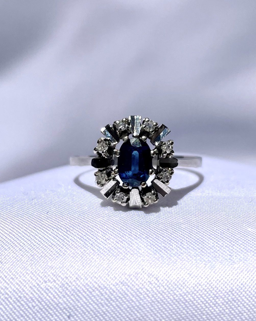 Anillo de margaritas con zafiro y diamantes &quot;ámbar&quot;
