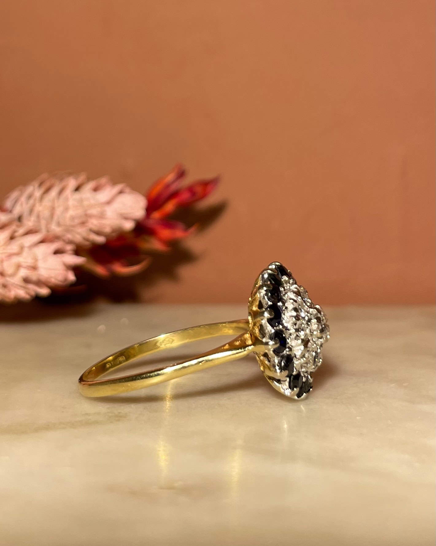 Anillo de margaritas "Johara" con 14 zafiros y 9 diamantes 