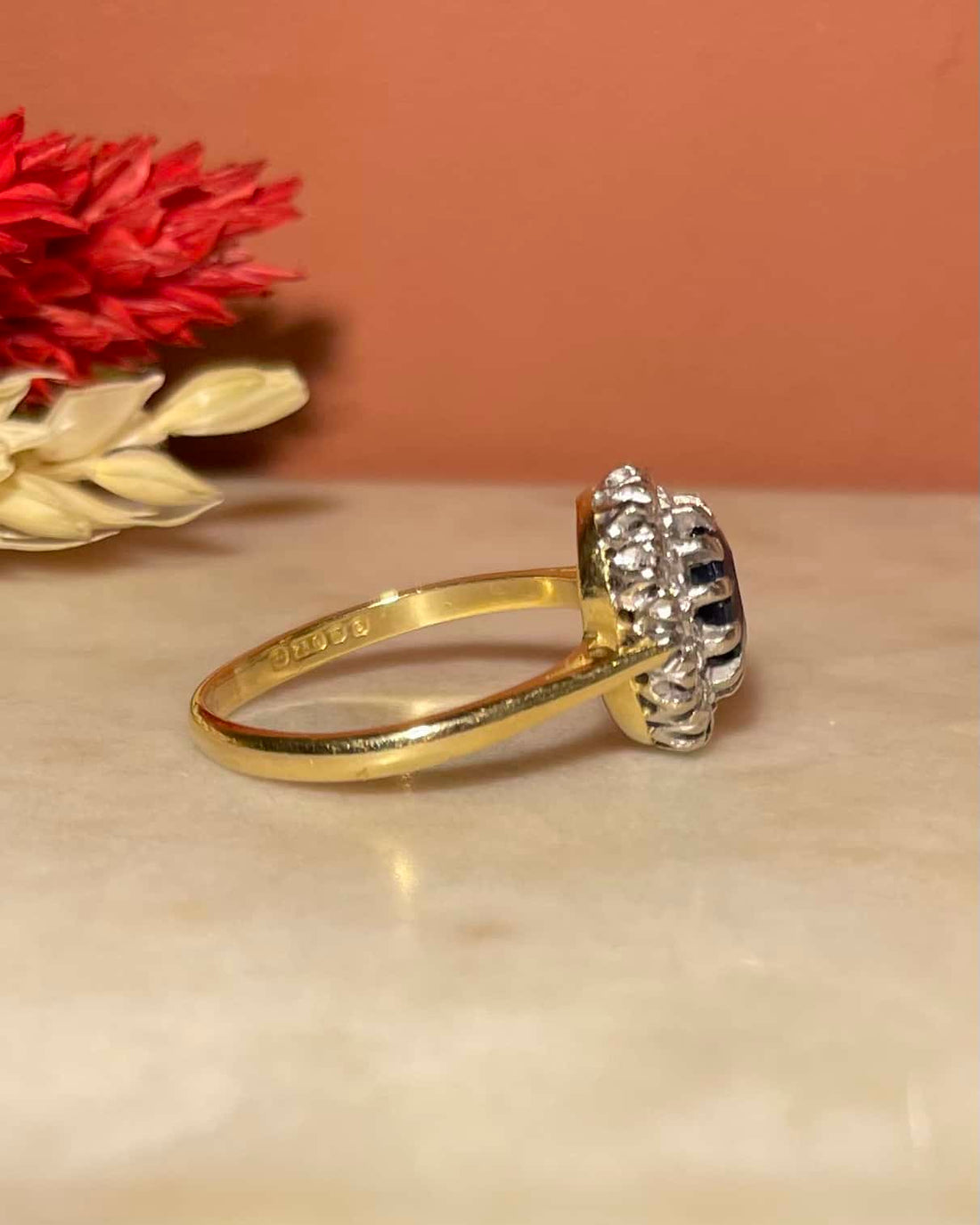 Anillo &quot;Charlotta&quot; con margaritas de zafiro y diamantes