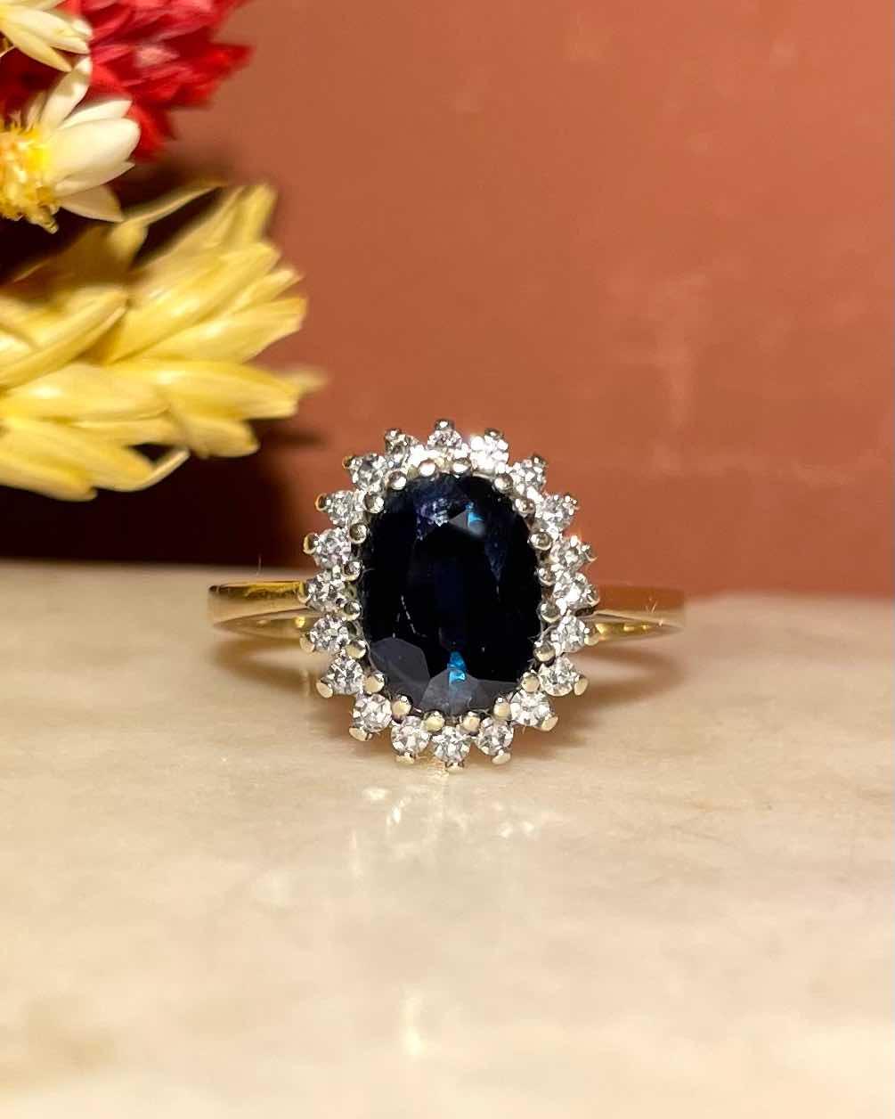 Anillo "Kendy" con margaritas de zafiro y diamantes de 2,10 quilates