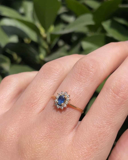 Anillo de margaritas con zafiro &quot;Livenna&quot; y 12 diamantes