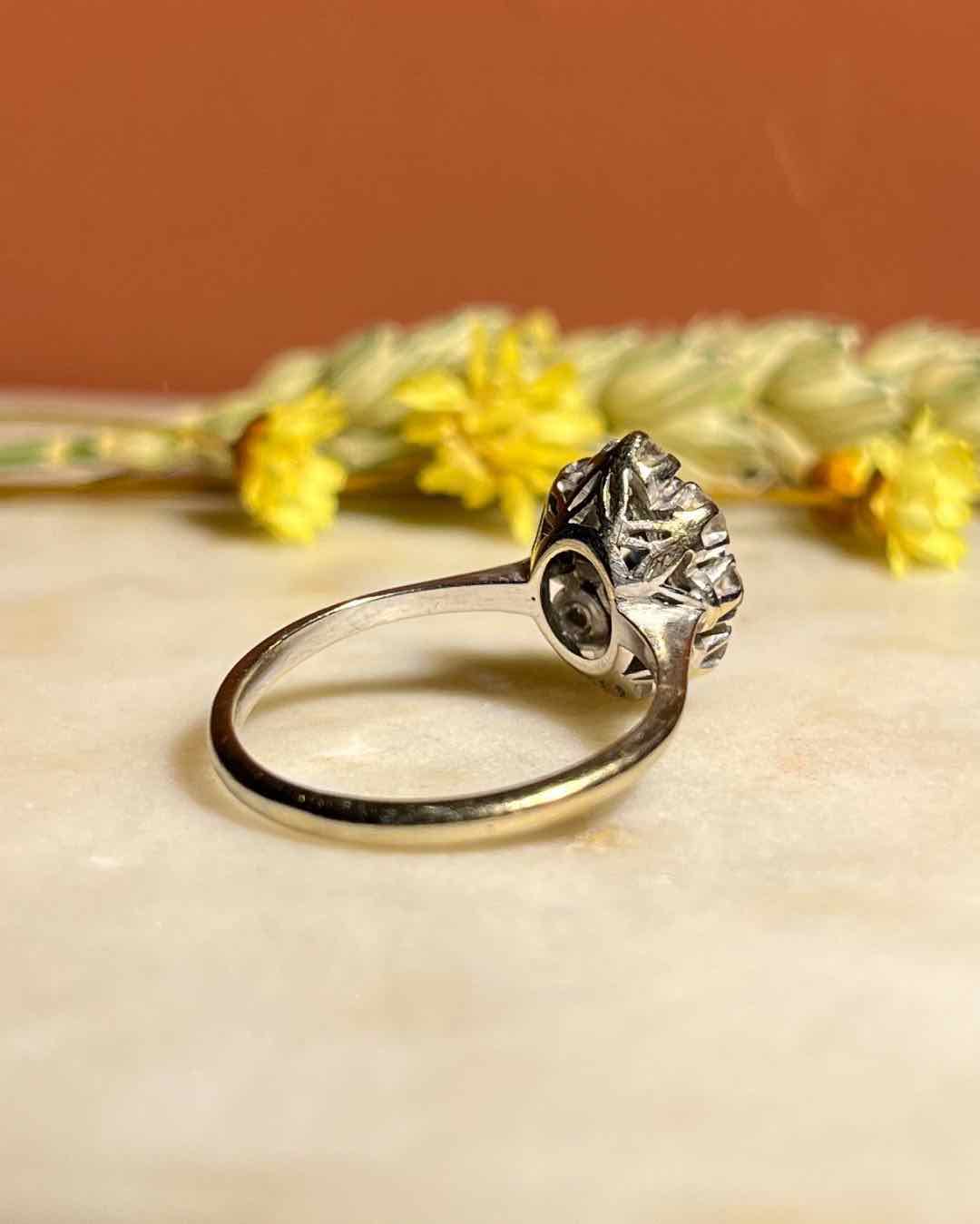 Anillo &quot;Alaïa&quot; con zafiros y margaritas de diamantes