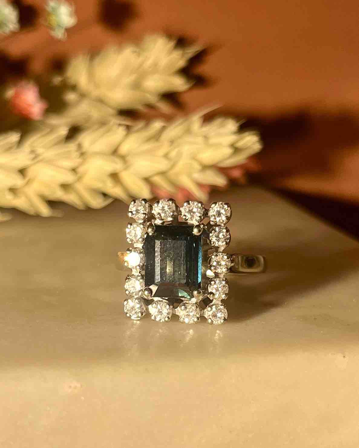 Anillo de margaritas de zafiro y diamantes de 2 quilates &quot;Ryna&quot;