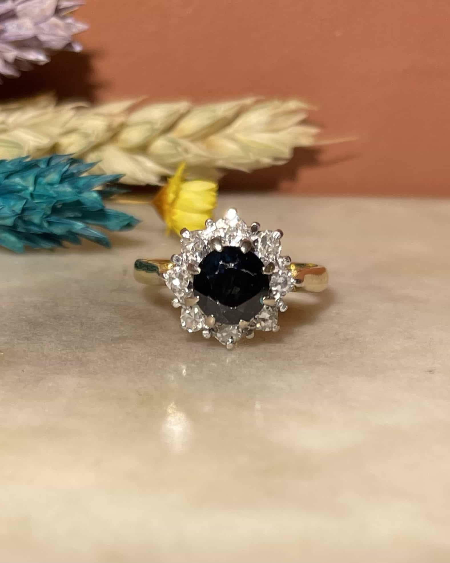 Anillo de margaritas con zafiro y diamantes "Mina"